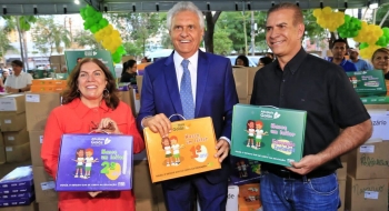 Caiado entrega kit educacional do AlfaMais Goiás
